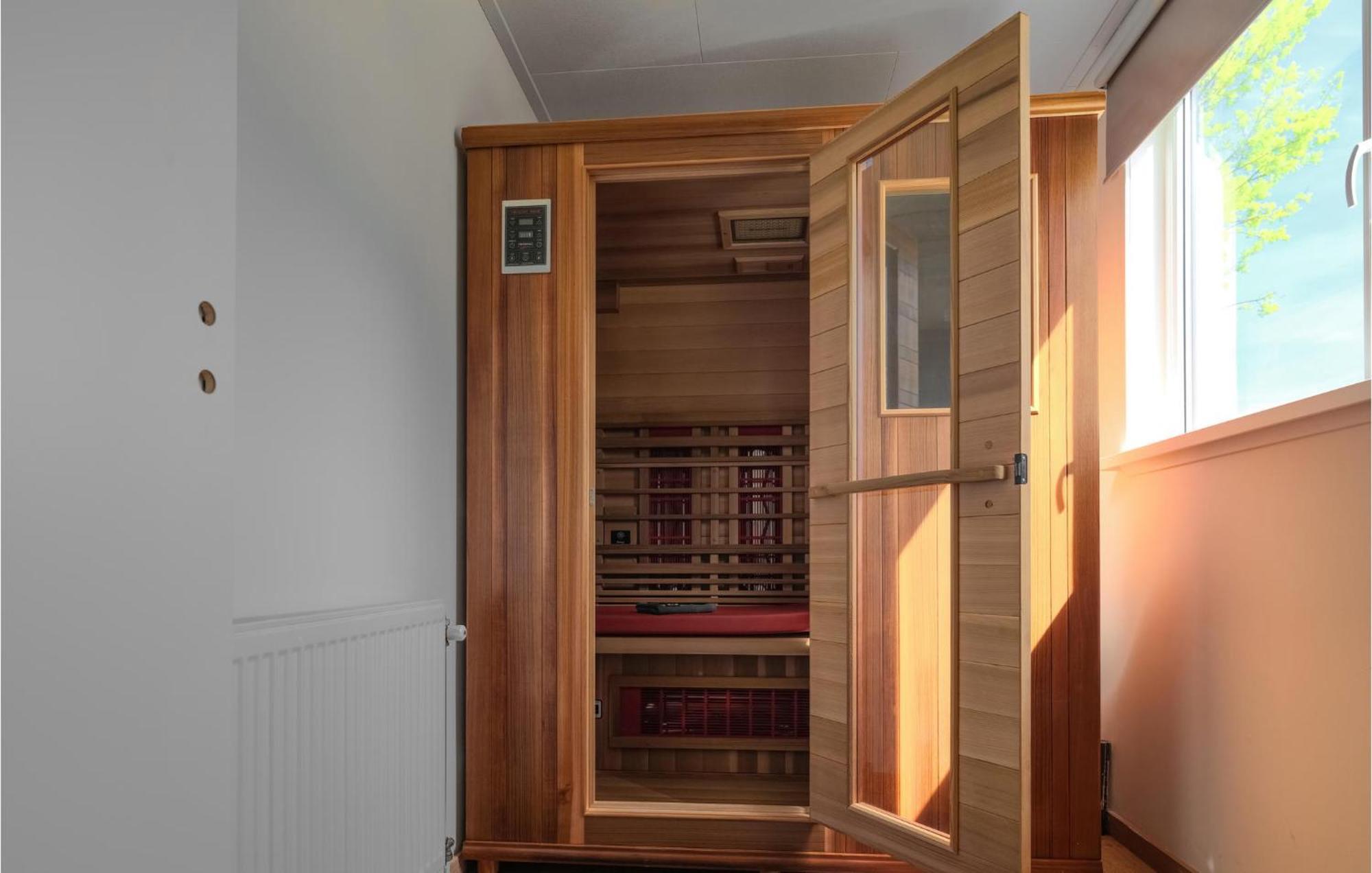 Nice Home In Heinkenszand With Sauna Екстериор снимка