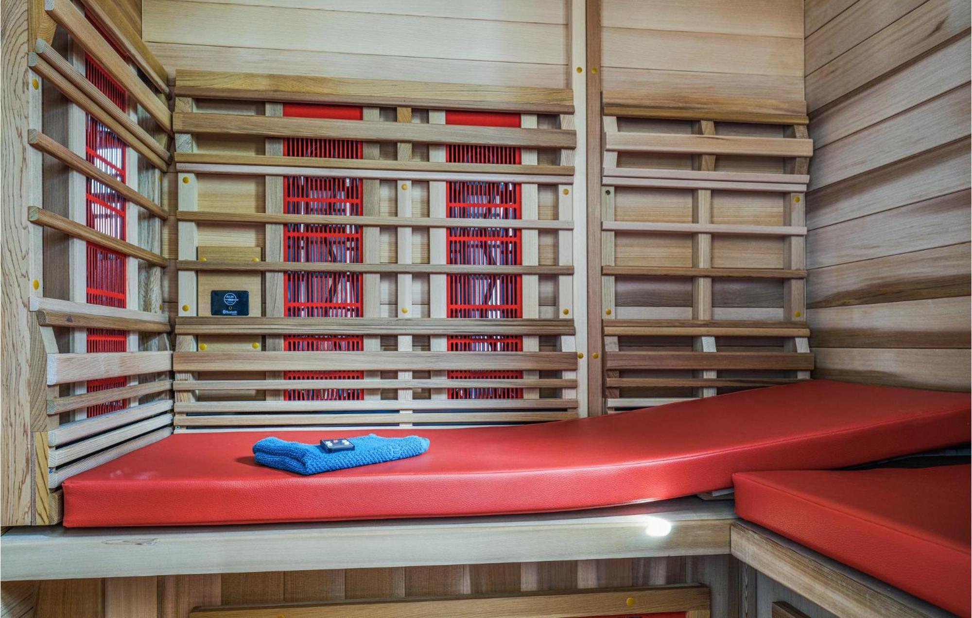 Nice Home In Heinkenszand With Sauna Екстериор снимка